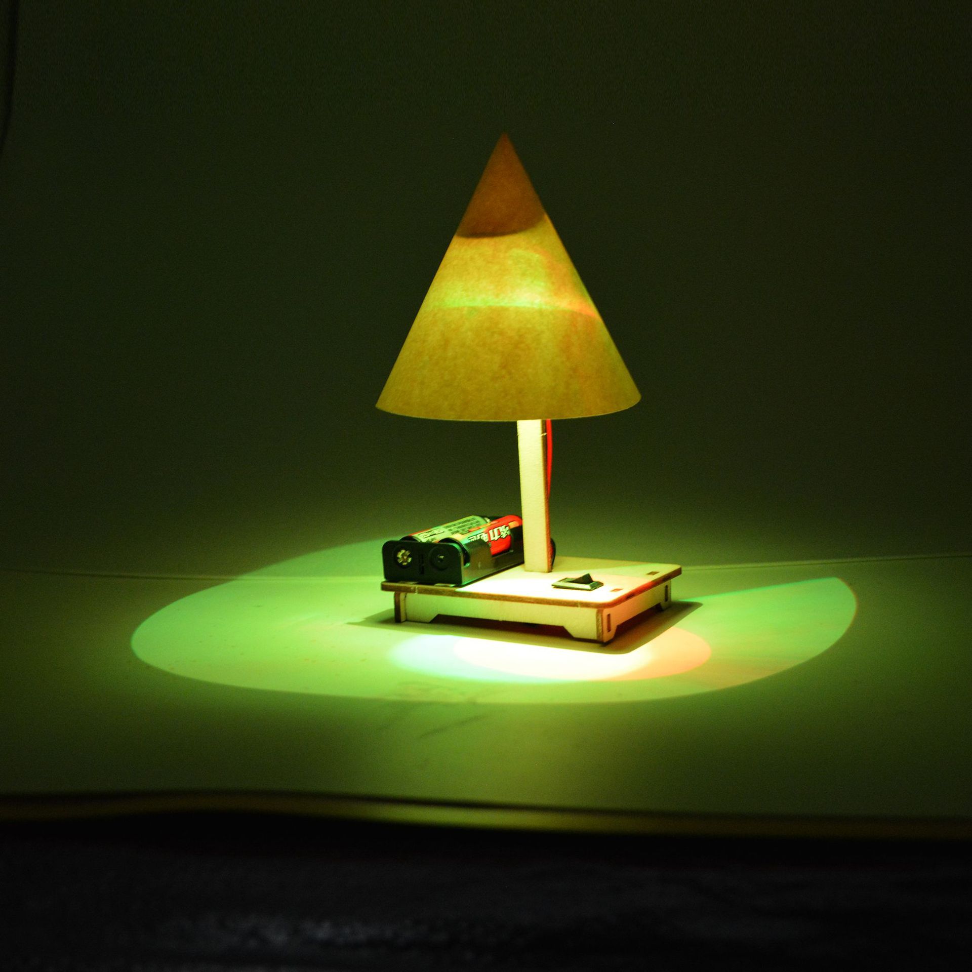 经过开关控制电流的通断,接通时电流流过开关,后经过led灯,电流转换为