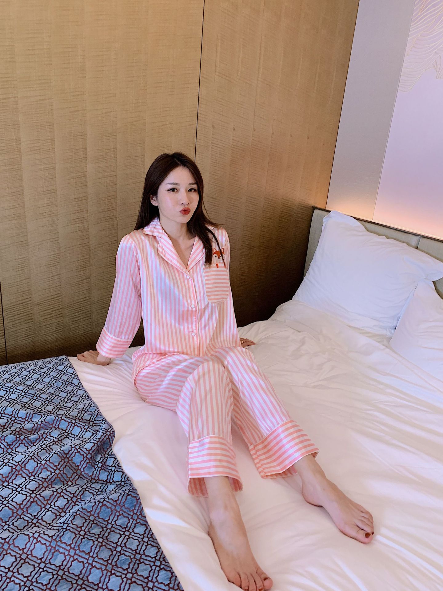 2019仿真丝缎面长袖家居服套装轻盈丝滑翻领睡衣可爱舒适爆款