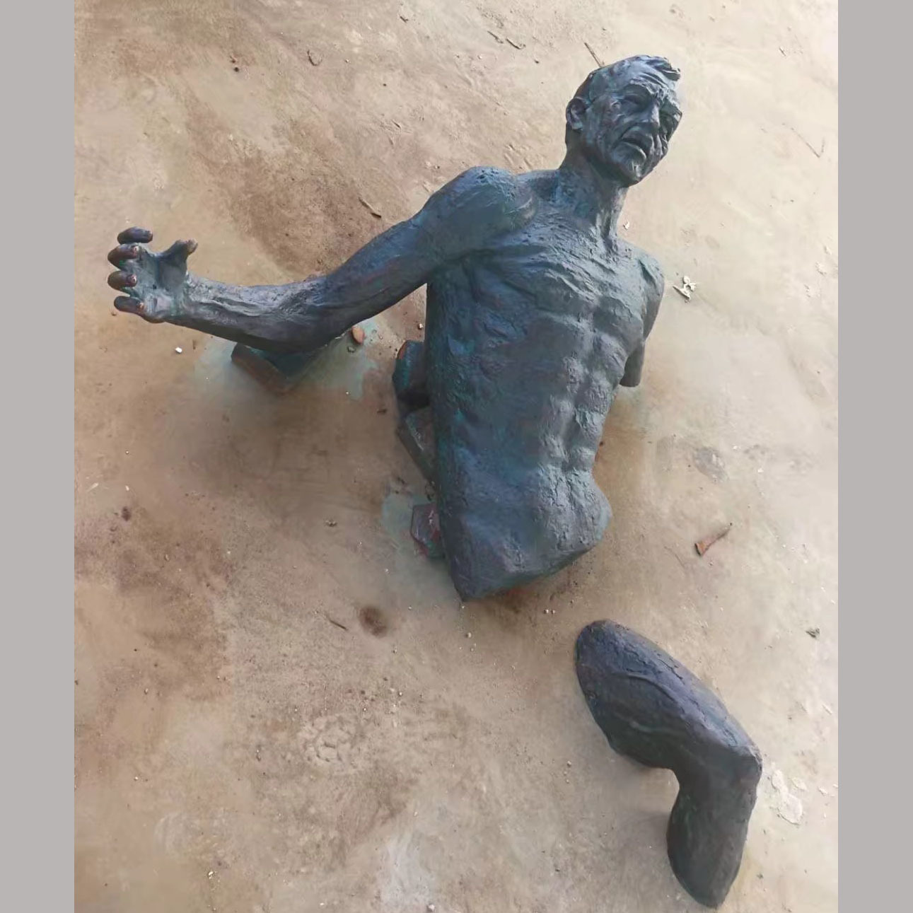 车站码头公园街头旅行者空心人雕塑抽象人物铜雕抽空的人铸铜雕像