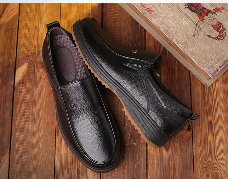 休闲皮鞋男士2020新款真皮夏季透气软底商务中年爸爸鞋老人男鞋
