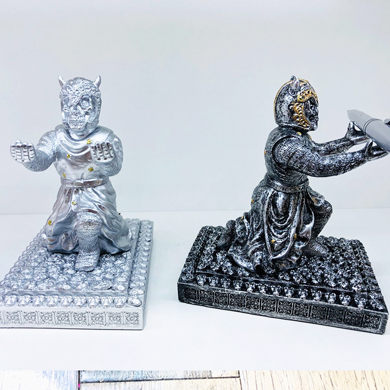 头盔人骷髅头跪姿笔座 盔甲英雄笔架文具桌面摆件