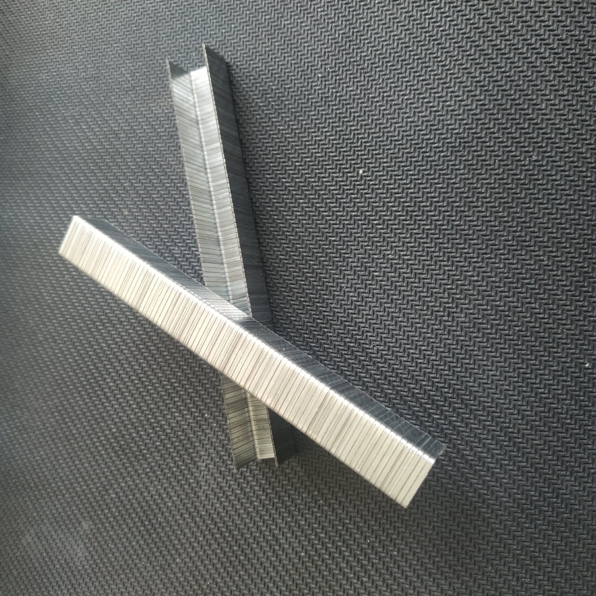 码钉厂家货源1013精品码钉无卡枪临沂镀锌表面处理防锈码钉 1013j