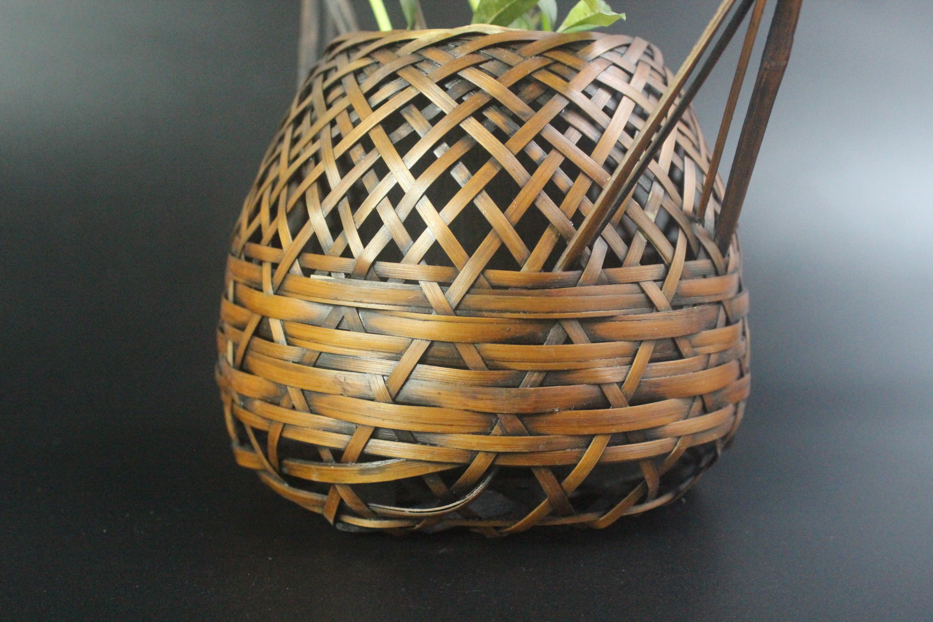 总高约32cm口径约7cm产品尺寸:蓝高约11cm手工竹编花篮商品描述风格新