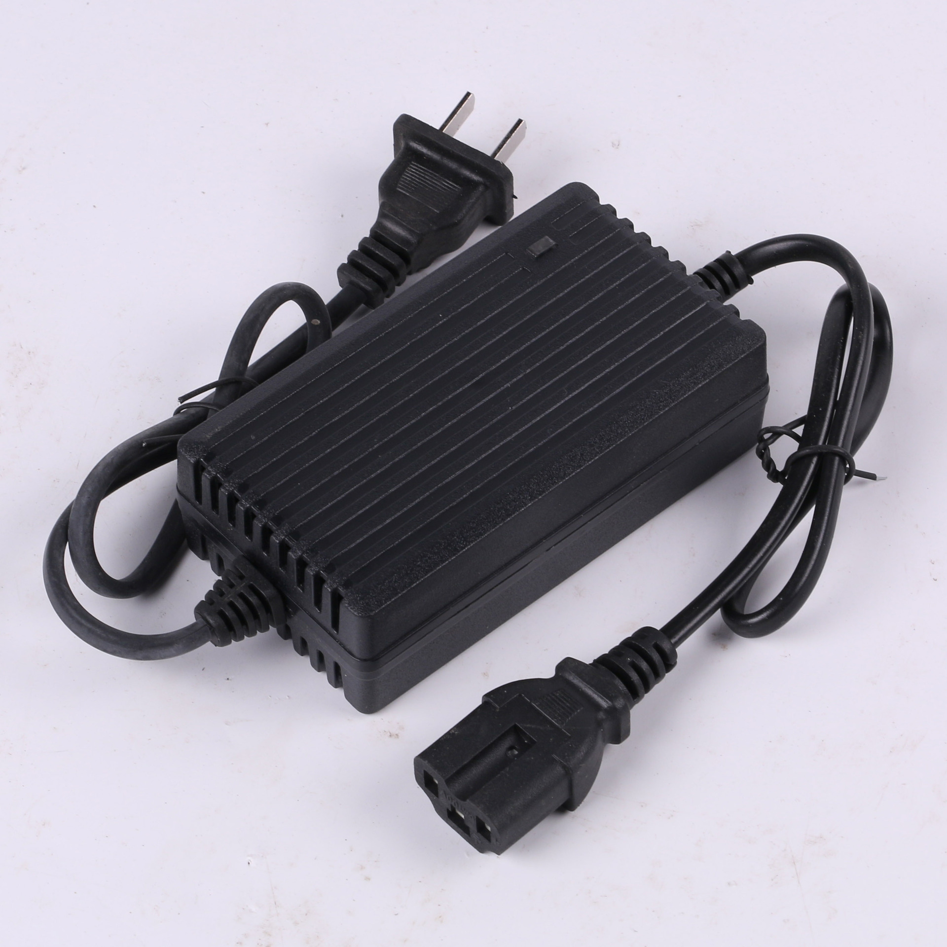 厂家供应 12v铅酸电池充电器 蓄电池充电器 电瓶充电器现货批发