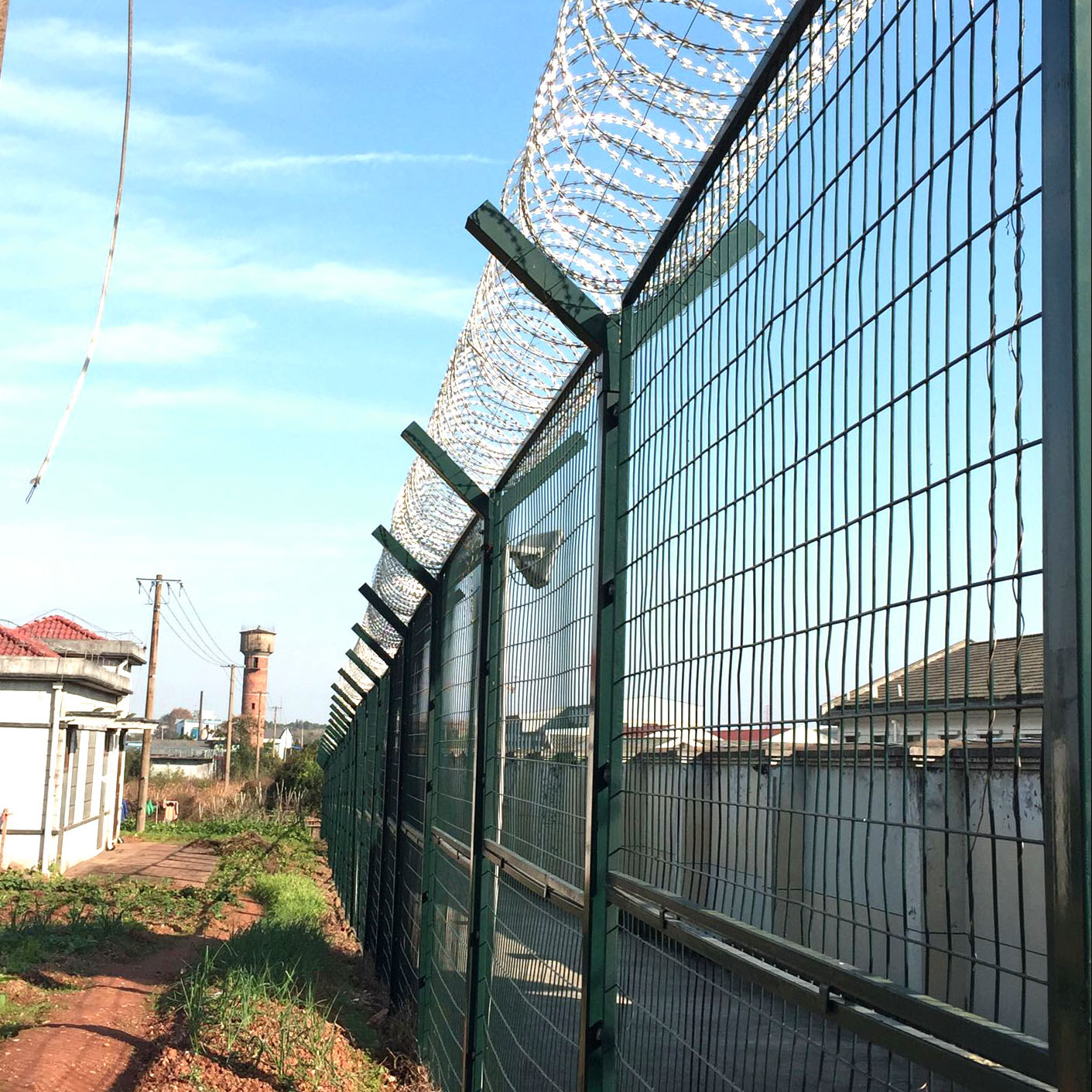 定制监狱护栏机场防护网防爬安全围栏看守所刺丝 y型柱护栏网