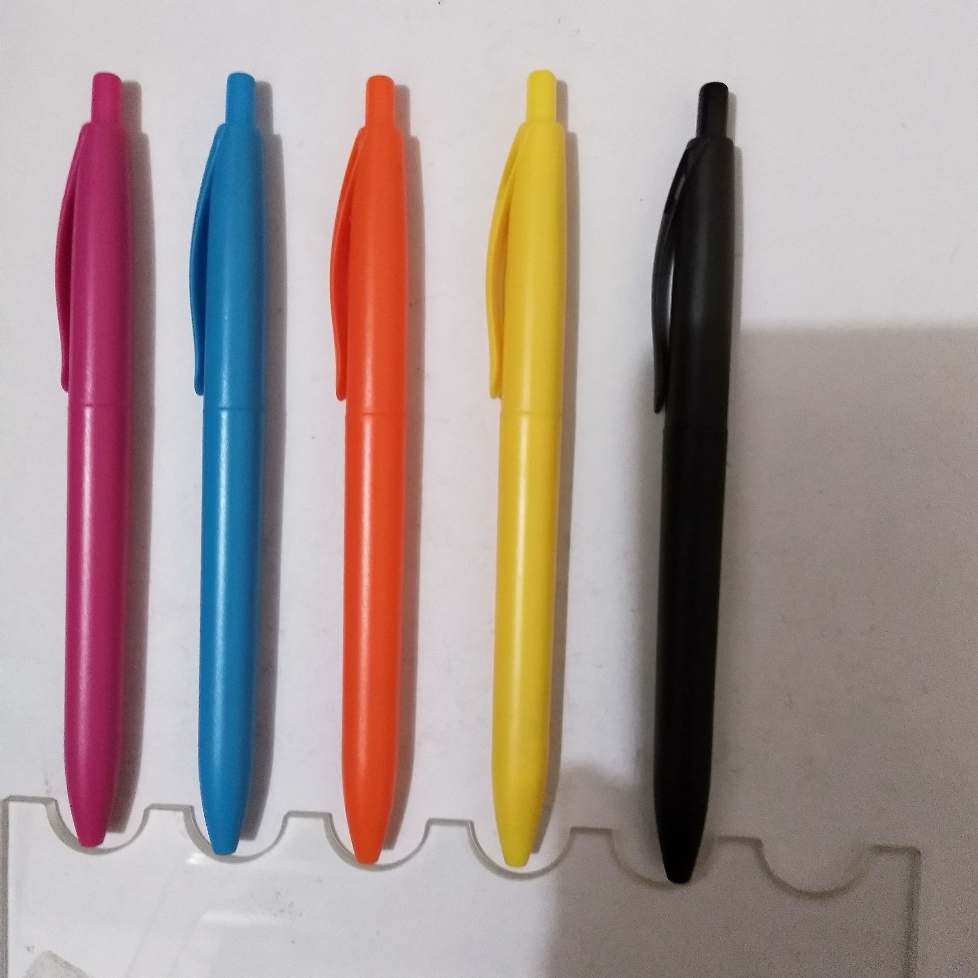 塑料圆珠笔磨砂笔杆定制桐庐广告笔礼品定制塑料logo按动广告 pen