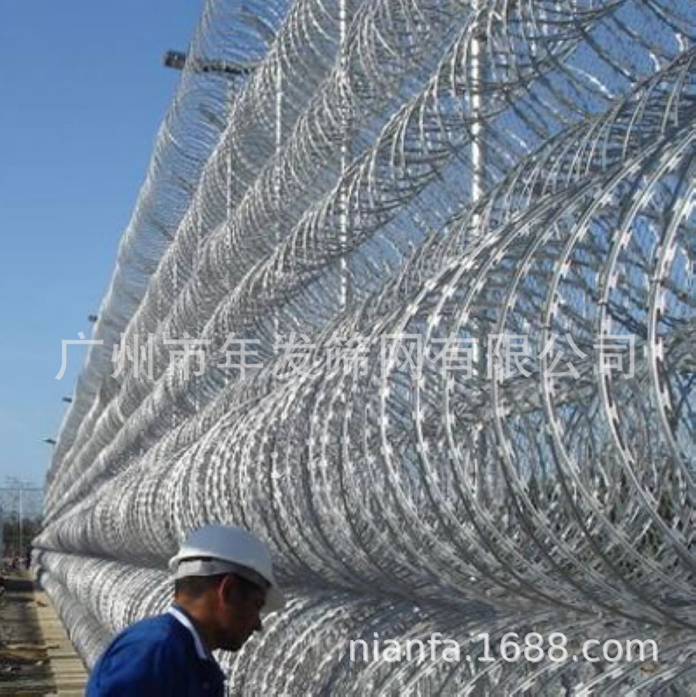 出口镀锌刀片刺网 景区郊外防护铁丝网 蛇腹式金属丝网