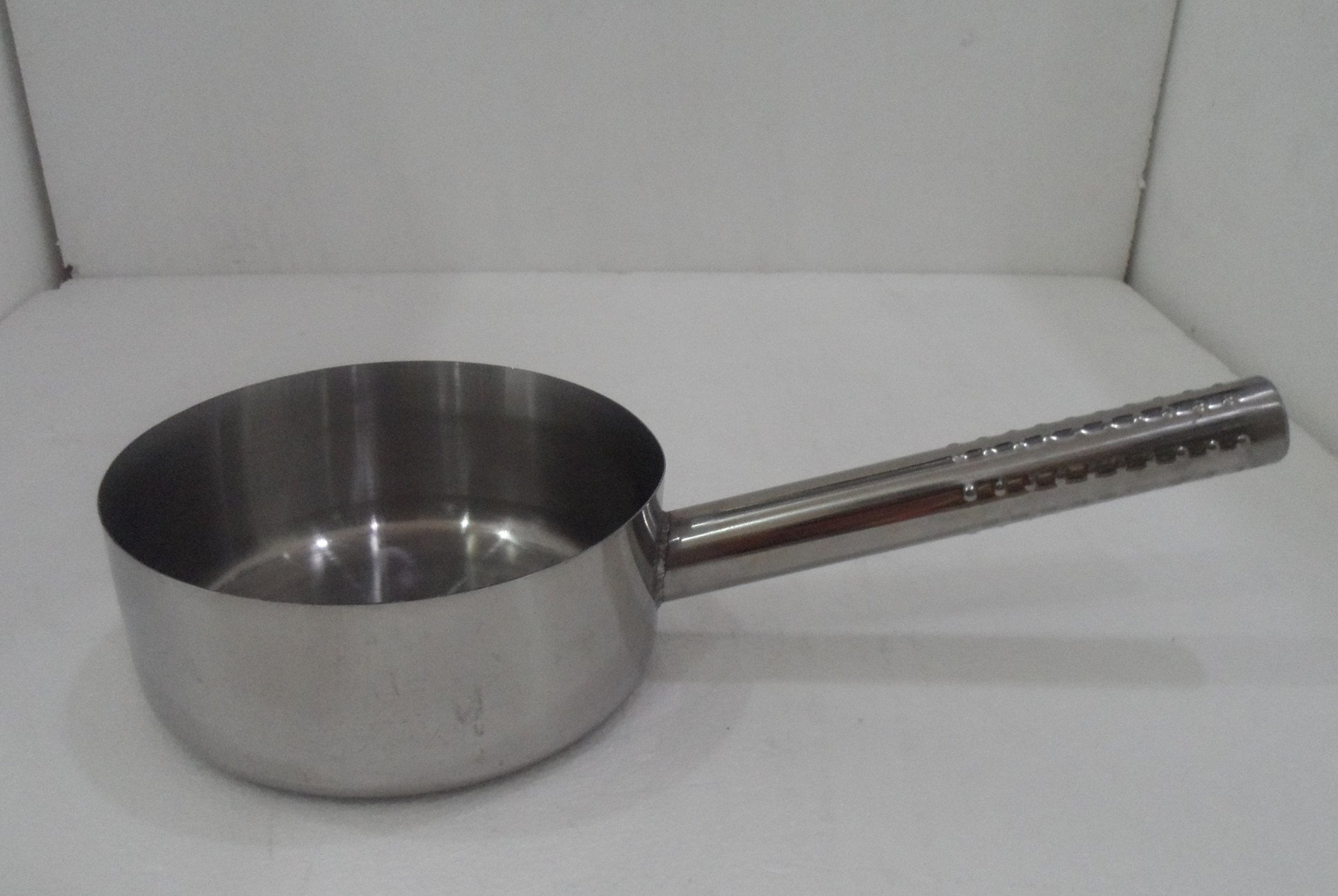 不锈钢带磁圆形港式平底水勺圆柄防滑加厚直边水瓢345斤水壳