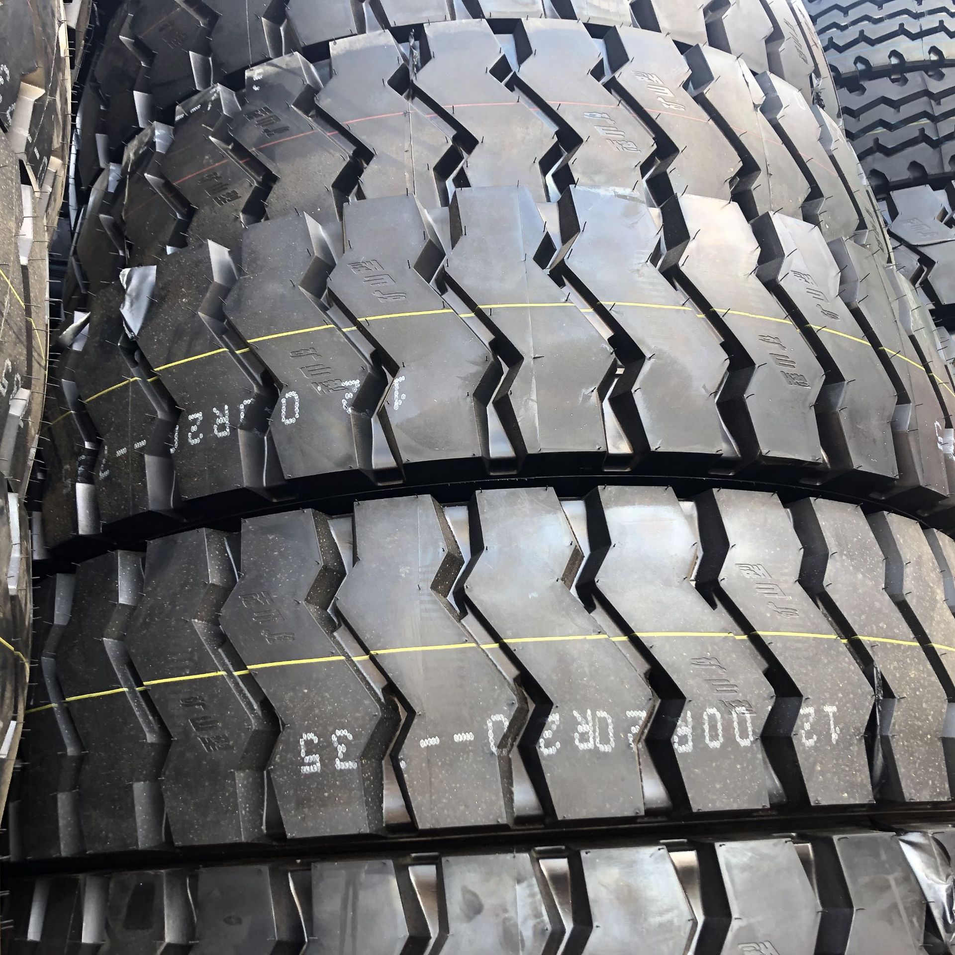 华盛高耐磨抗载经济型矿山大花 1200r20轮胎 卡车轮胎 渣土车轮胎