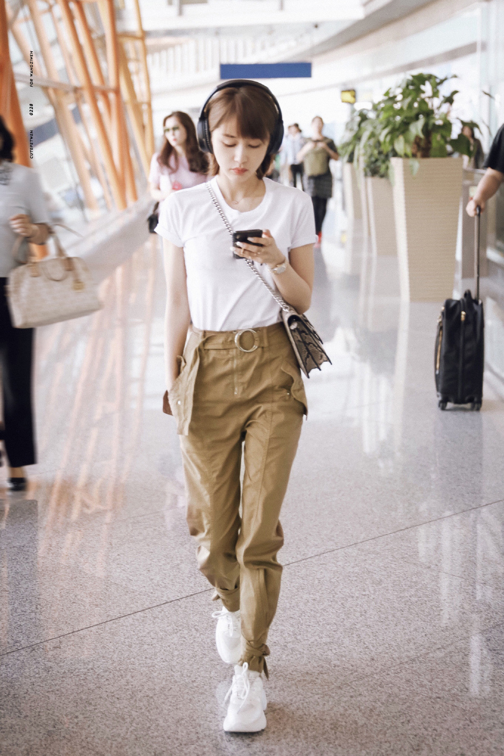 2019夏季新款 王子文明星同款卡其色高腰宽松休闲裤搭配白色t