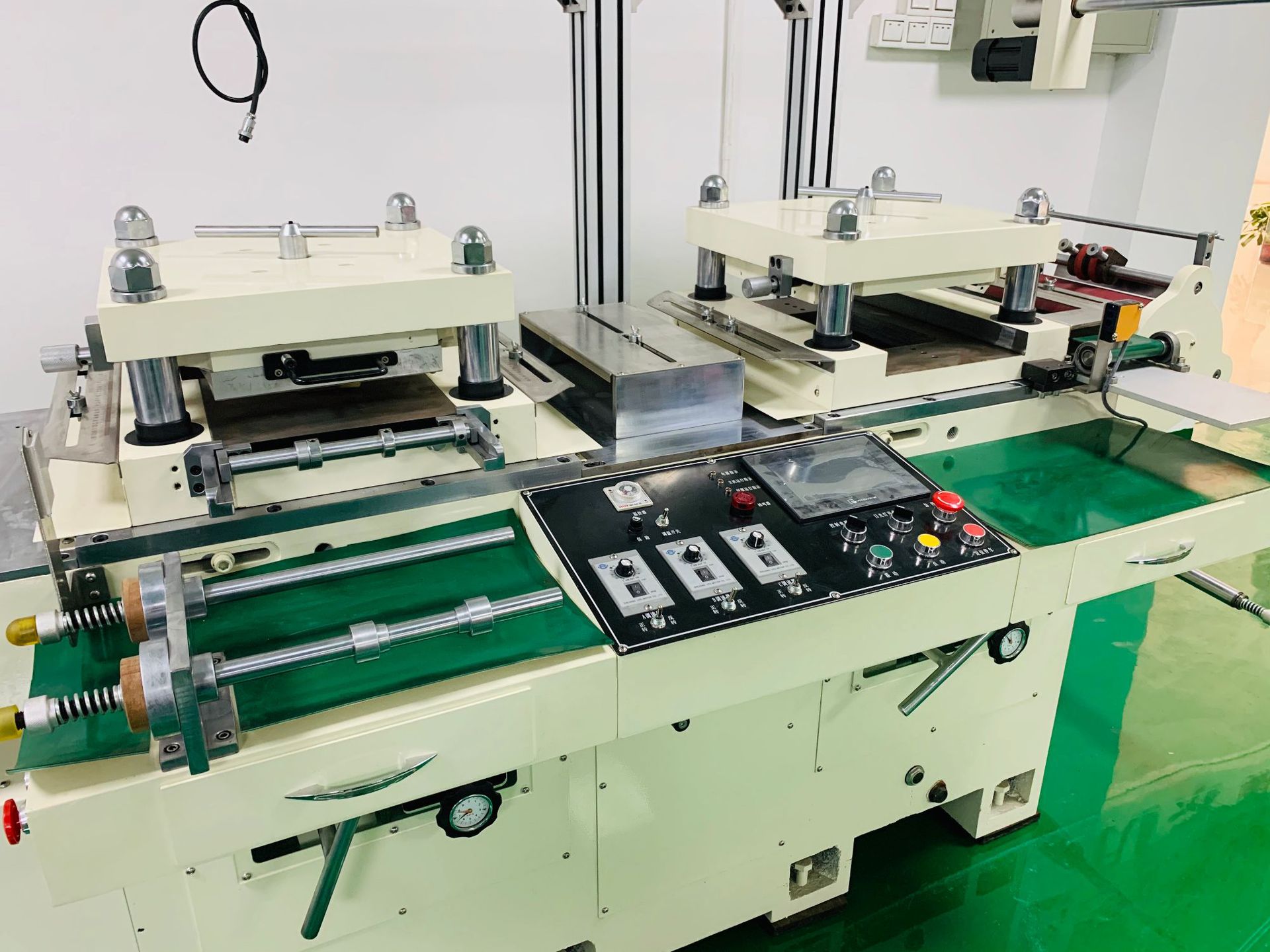 佛山厂家直销生产数控多功能双座模切机hb-220 精确耐用稳定性强