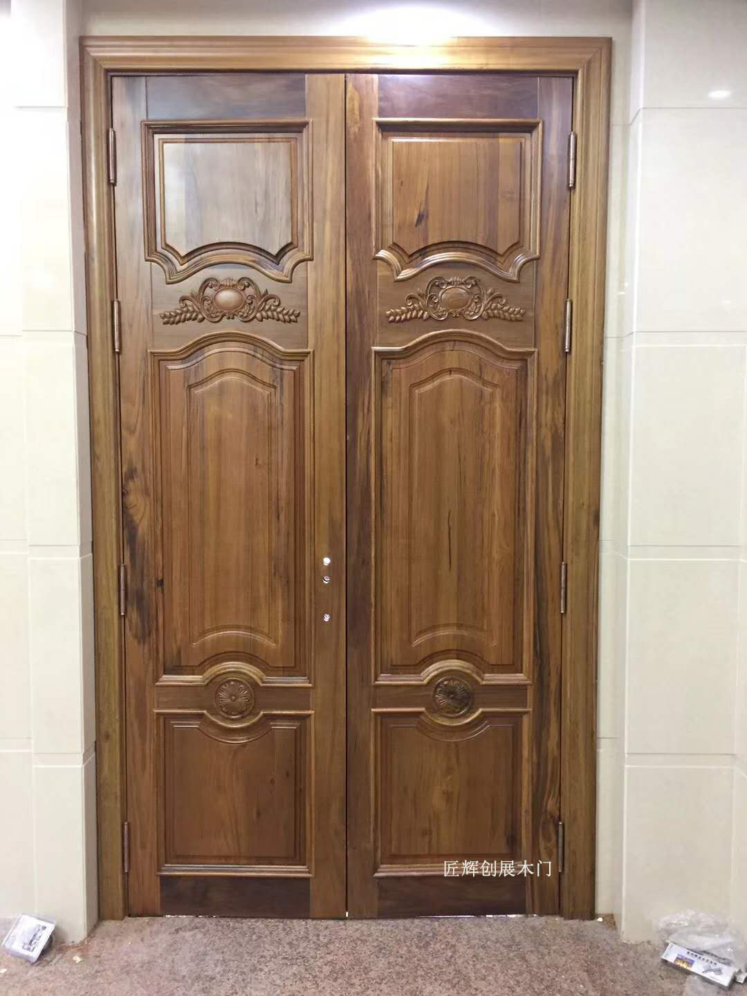 厂家定制缅甸柚木四开大门 别墅入户门生产厂家 农村庭院室外门