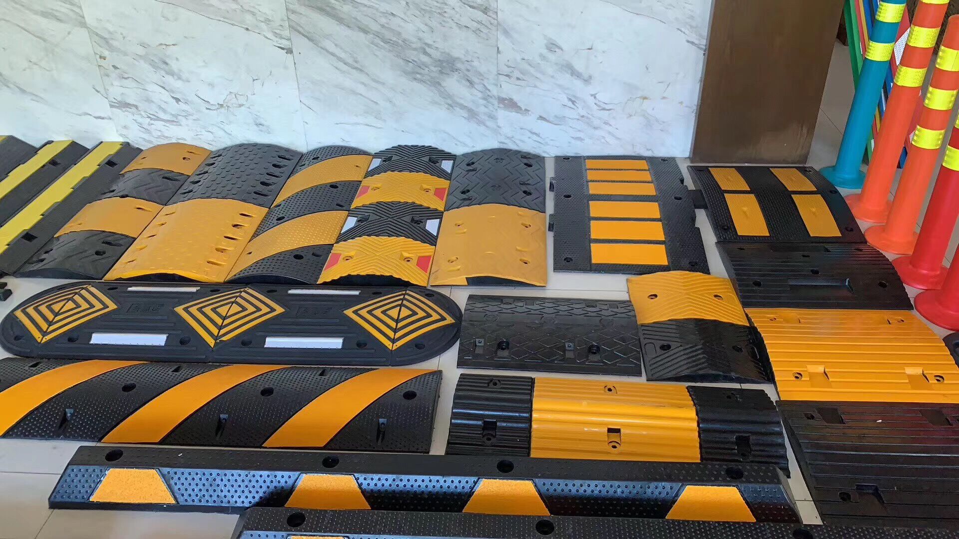 出口欧型减速带高档缓坡过道小区城市路口减速带橡胶出口型