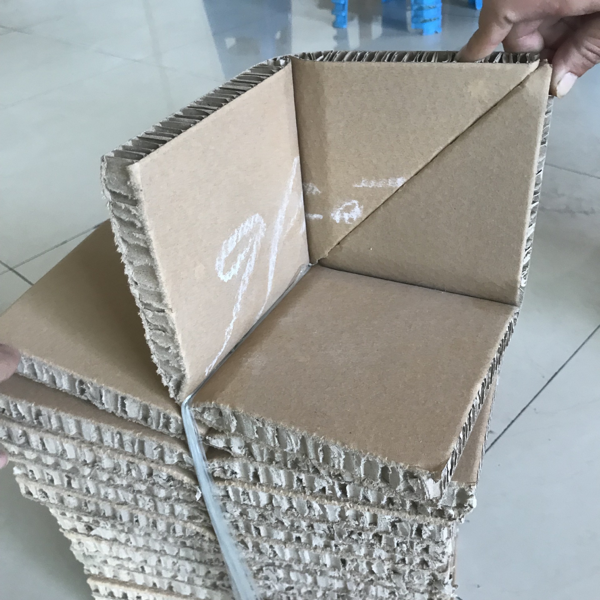 l型包装纸箱护角纸板打包护角 直角蜂窝纸护角 蜂窝抗压纸套角
