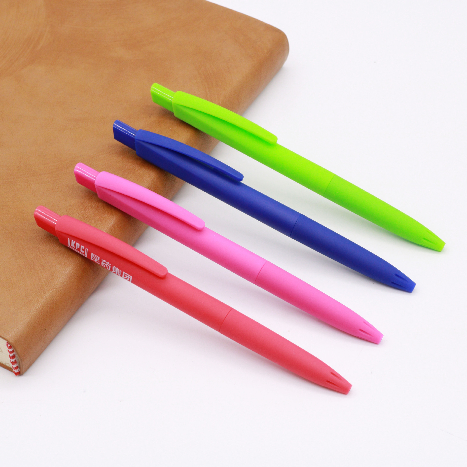 厂家直销彩色喷胶塑料笔促销广告宣传笔 按动圆珠笔 定制logo