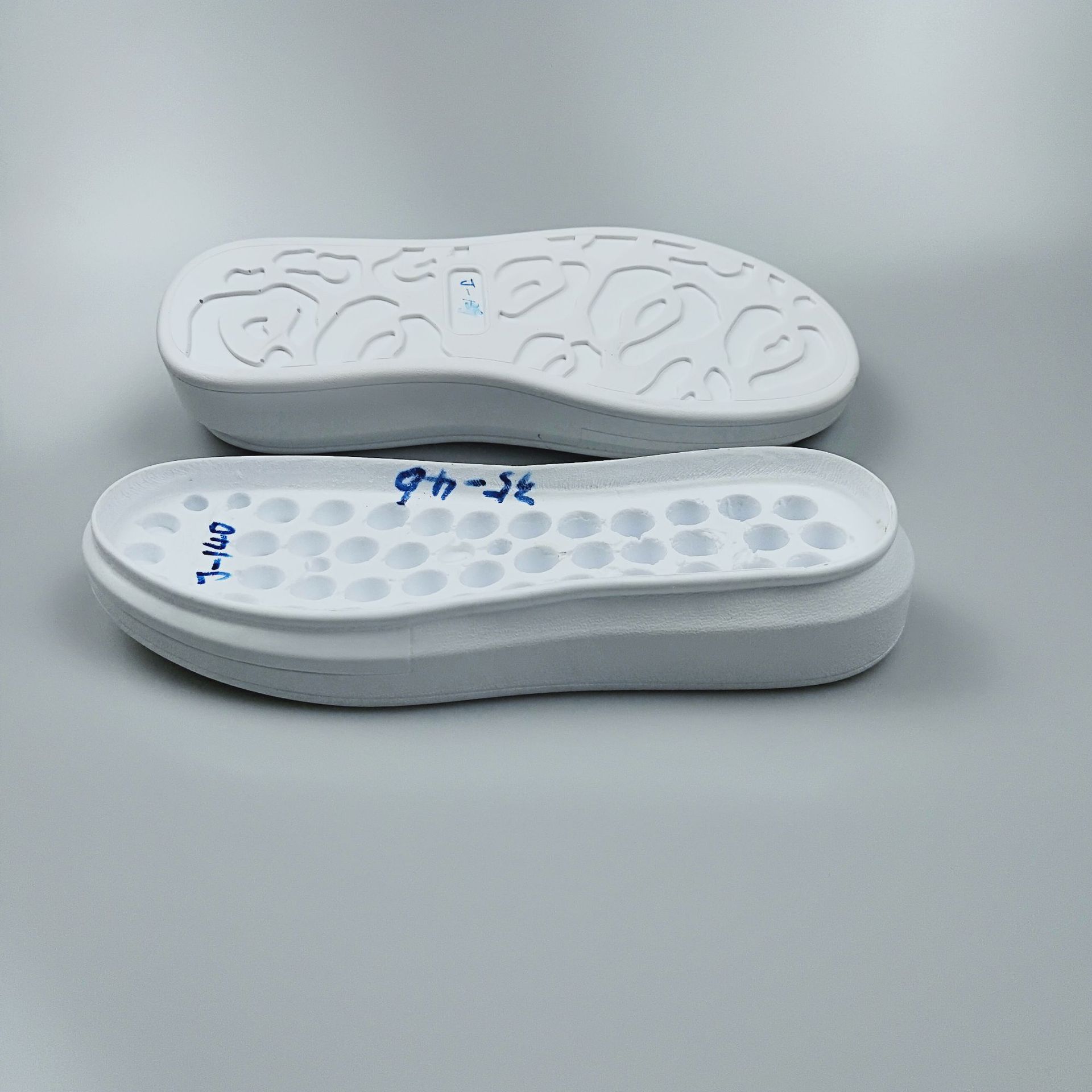 厂家直销麦昆小白鞋鞋底 休闲板鞋底 pu聚氨酯发泡鞋底 男女款