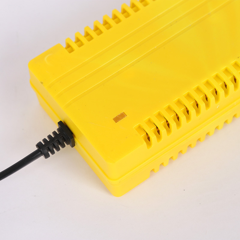 厂家批发农用电动喷雾器充电器通用款12v园林打药机配件通用款