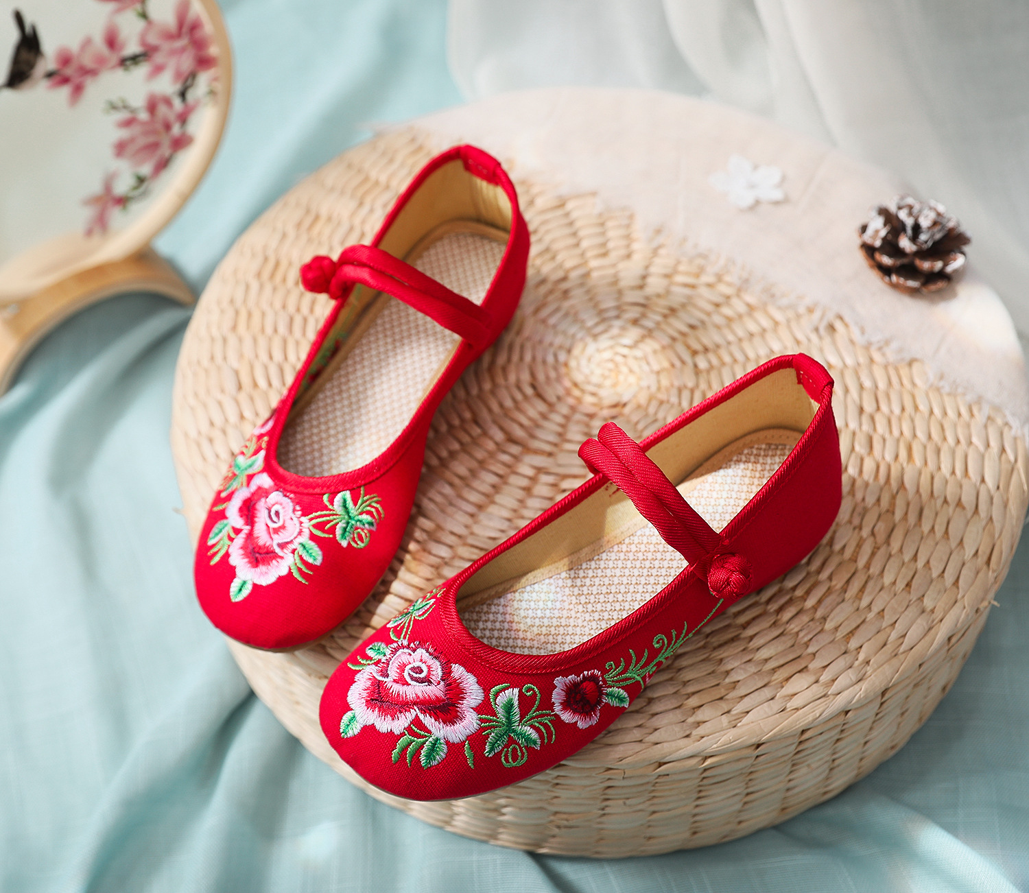 部4年相似凤舞2021新款鞋新娘婚鞋内增高女红色绣花鞋中式结婚百搭古