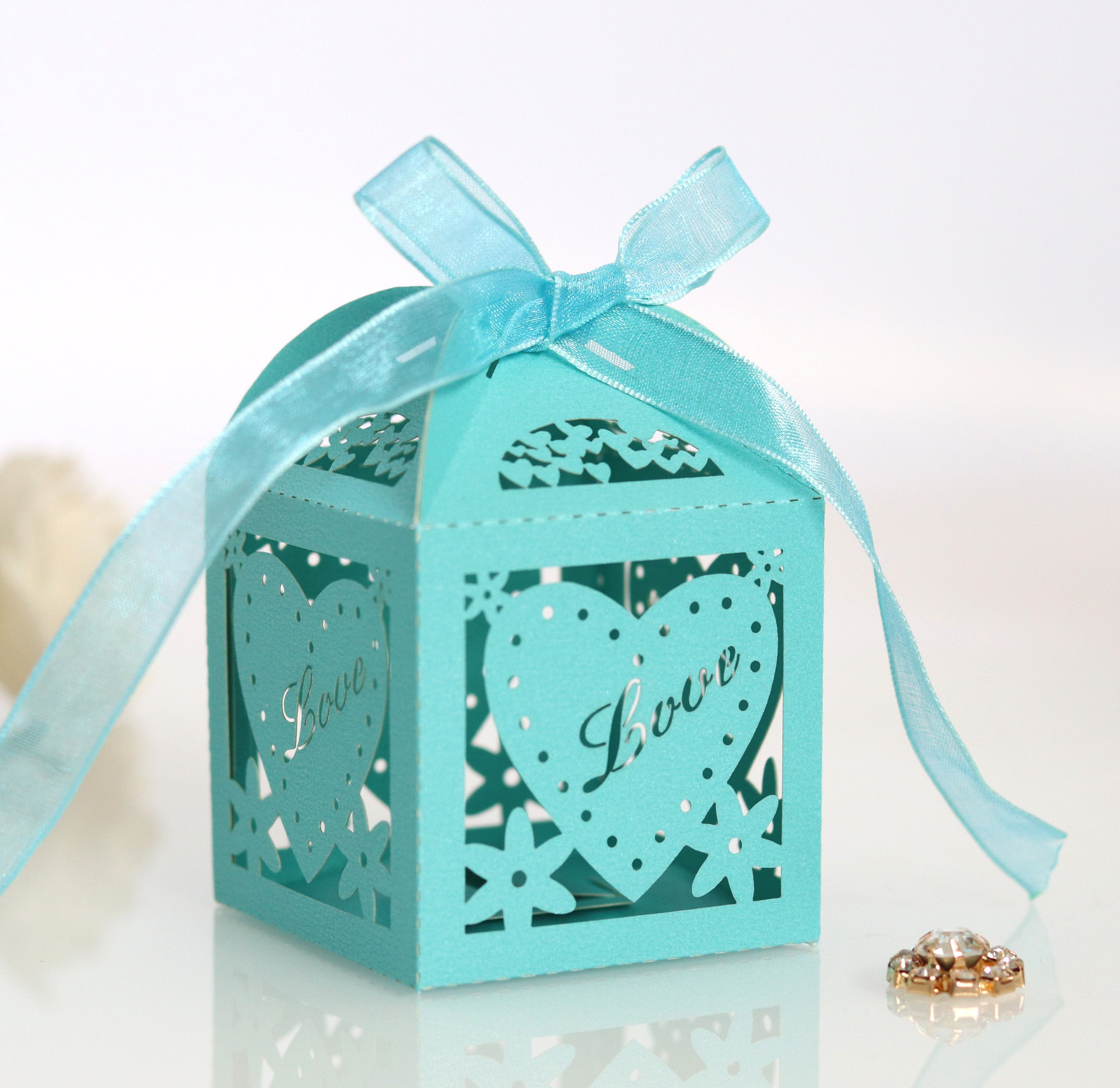 产品主以特种珠光纸为材质,各种镂空花