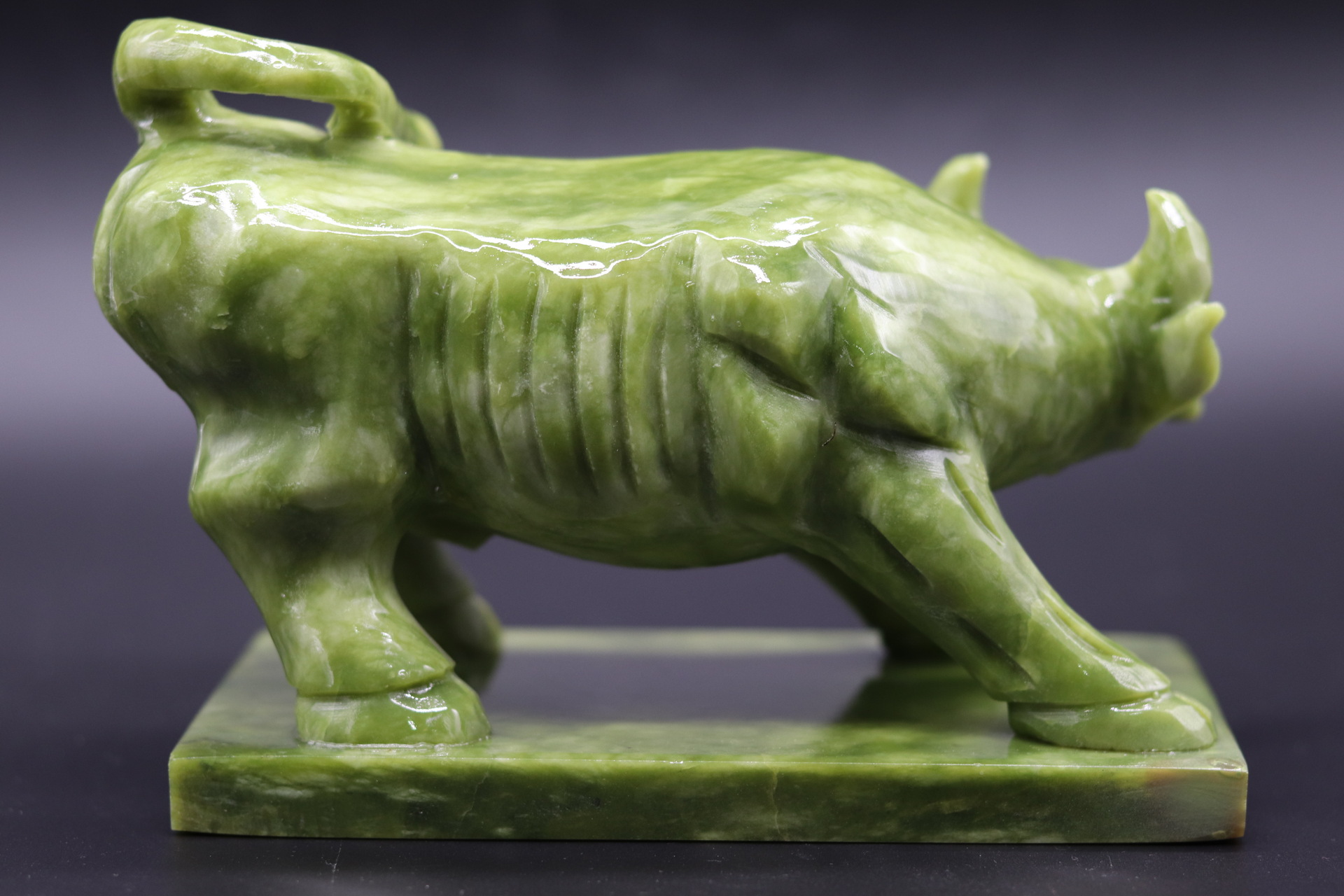 天然南玉聚财招财旺市牛摆件工艺品玉雕十二生肖镇宅守财居家摆设