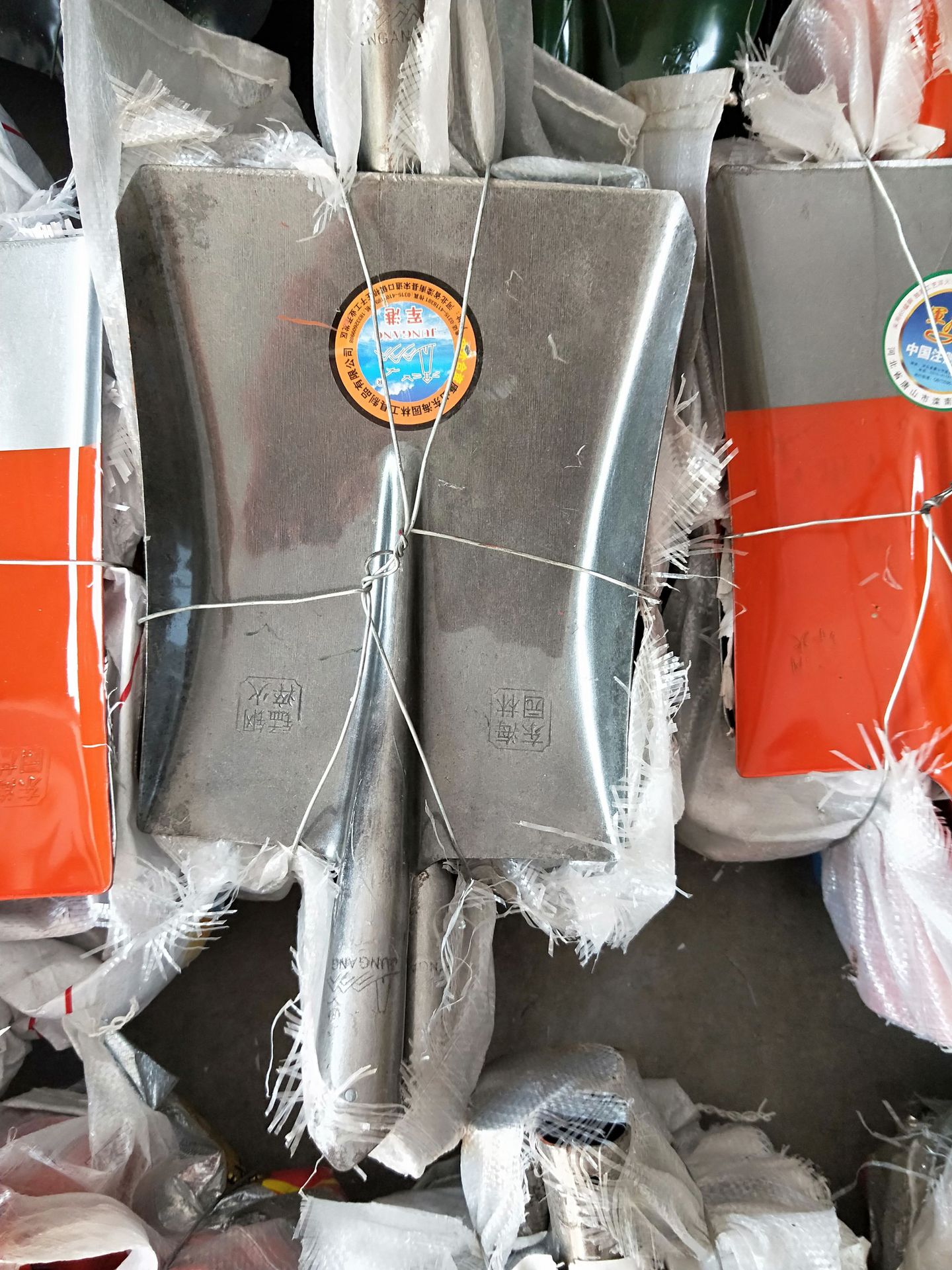 五金农具方头铁锹钢锹淬火平头铁锹 大号铁锨头 宽头钢铲铁铲农具