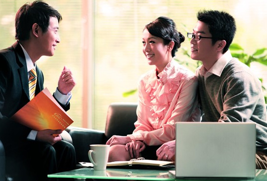 四,先抑后扬,先谈客户缺点,再讲改正方法,引导客户关注自己的产品.