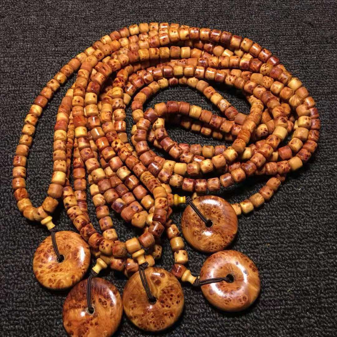 崖柏珠手串的保养:崖柏珠串忌用水洗,否则会影响珠串的色泽.