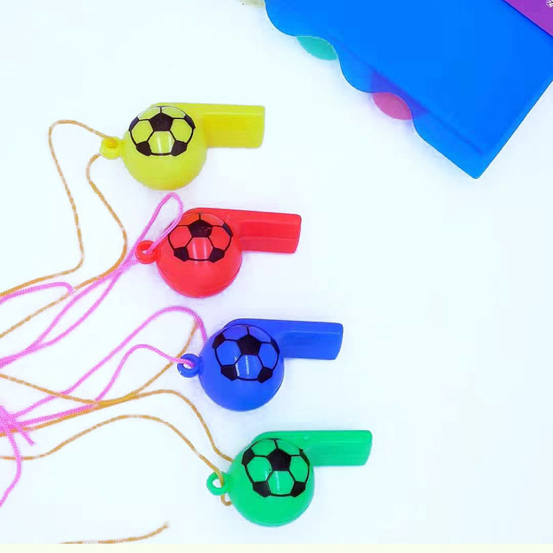 儿童卡通足球口哨 彩色发声音玩具哨子 环保彩色塑料带绳玩具批发