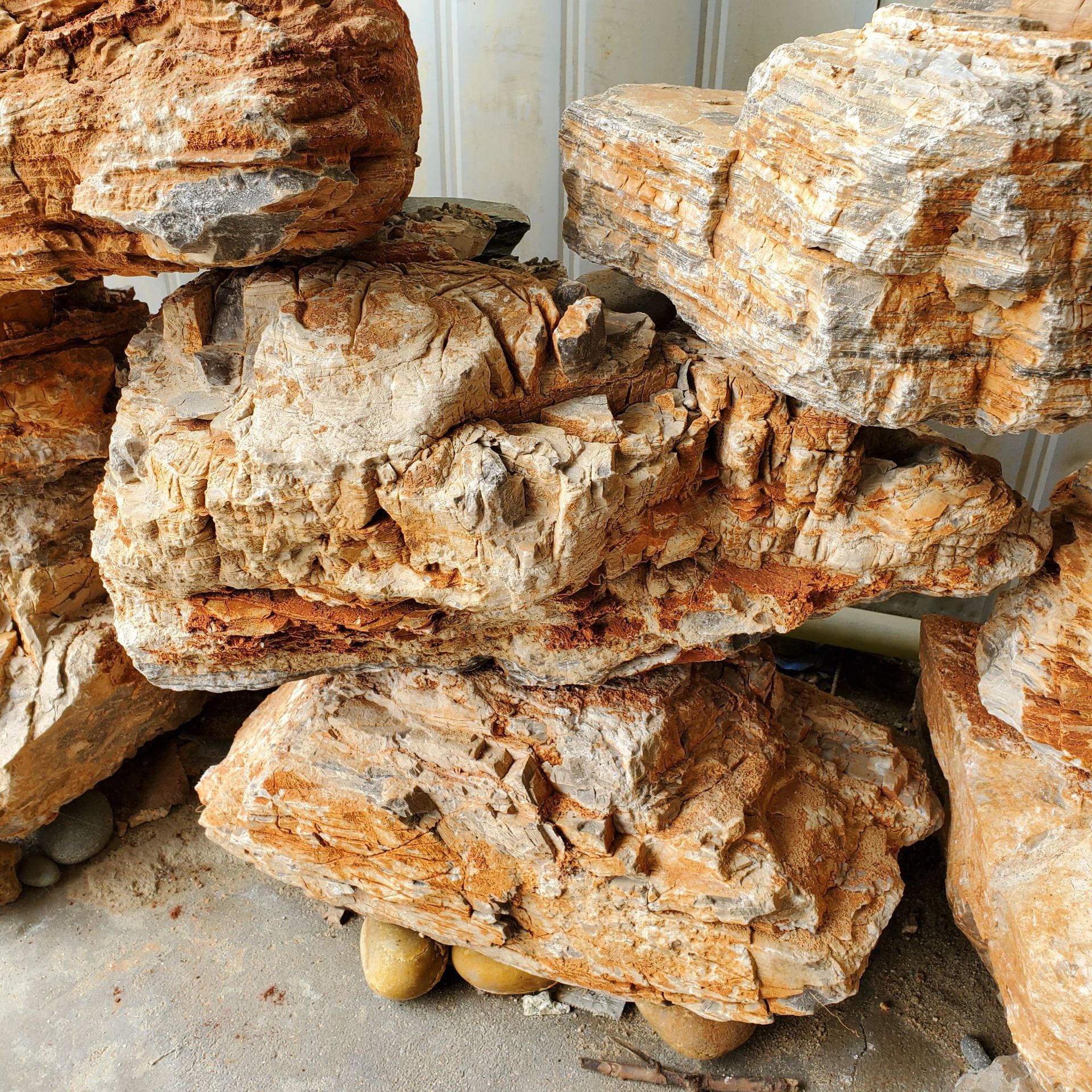 厂家批发园林假山鱼缸造景用千层石龟纹石