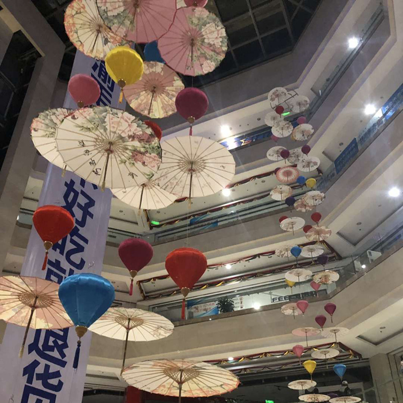春季大型商场中庭吊饰装饰气氛道具橱窗美陈降落伞陈列珠宝店布置