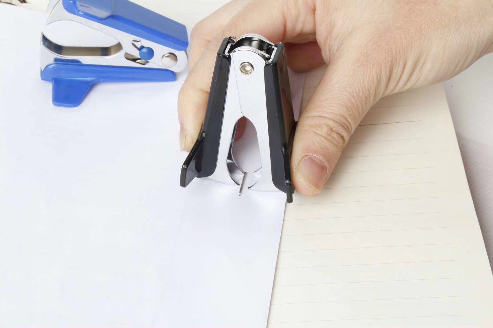 得培力d-9813起钉器12号标准订书钉起钉器拔钉器财务实用文具批发