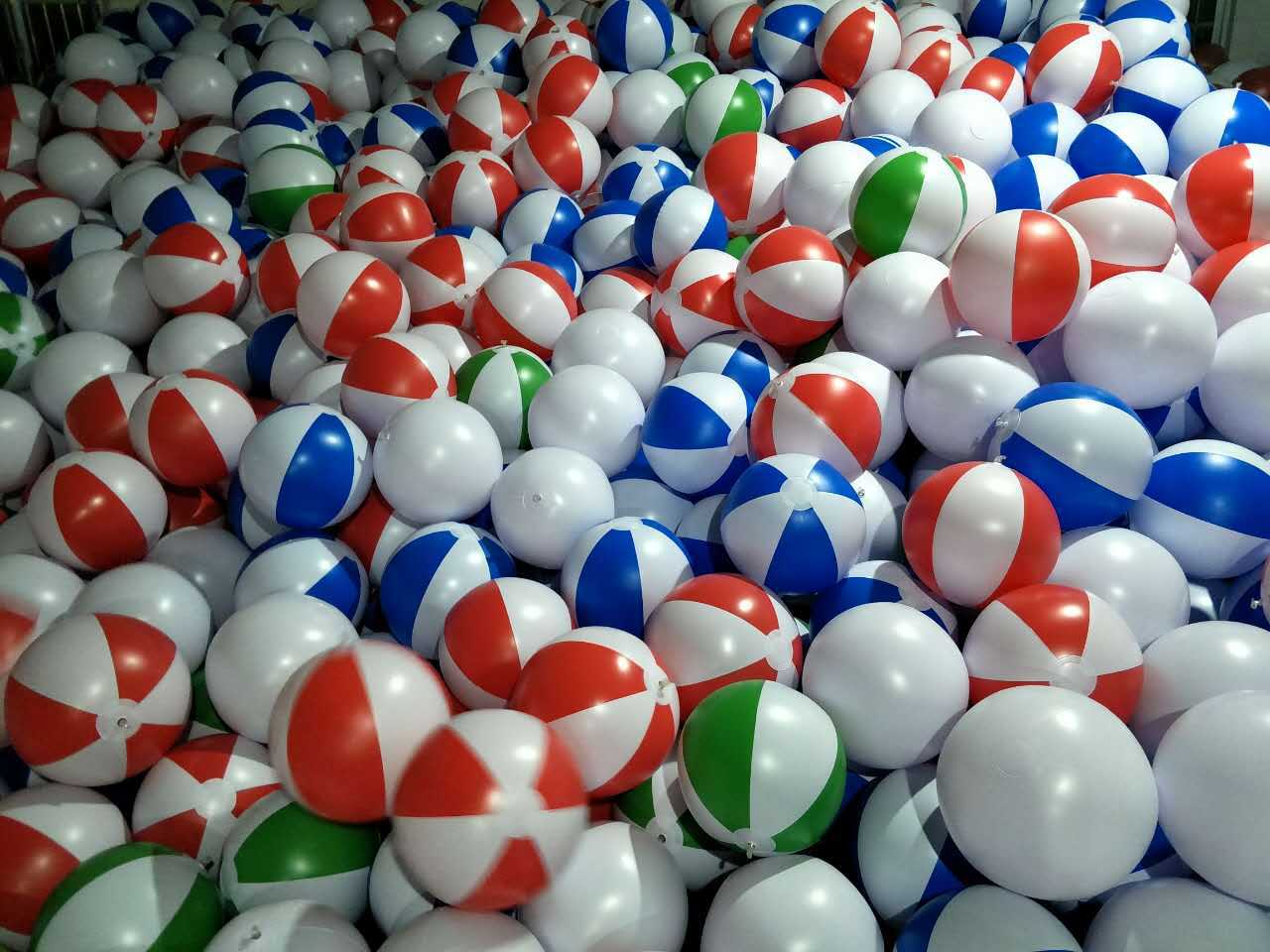 生产定制pvc充气沙滩球 儿童充气玩具沙滩球 40cm透明球环保材料