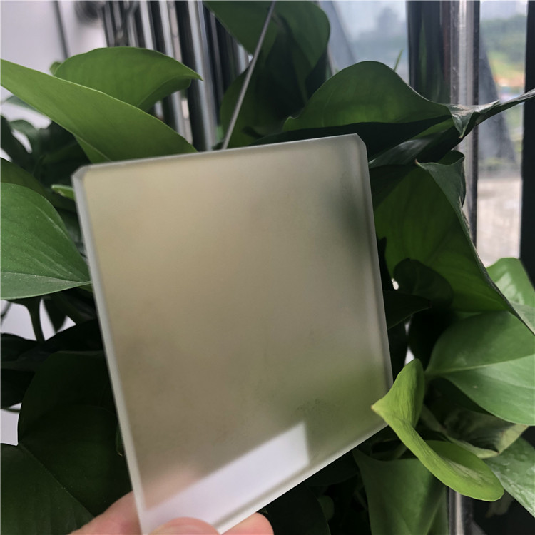 一面金色镀膜玻璃 一面磨砂玻璃 蒙细砂玻璃 广东省金色钢化玻璃