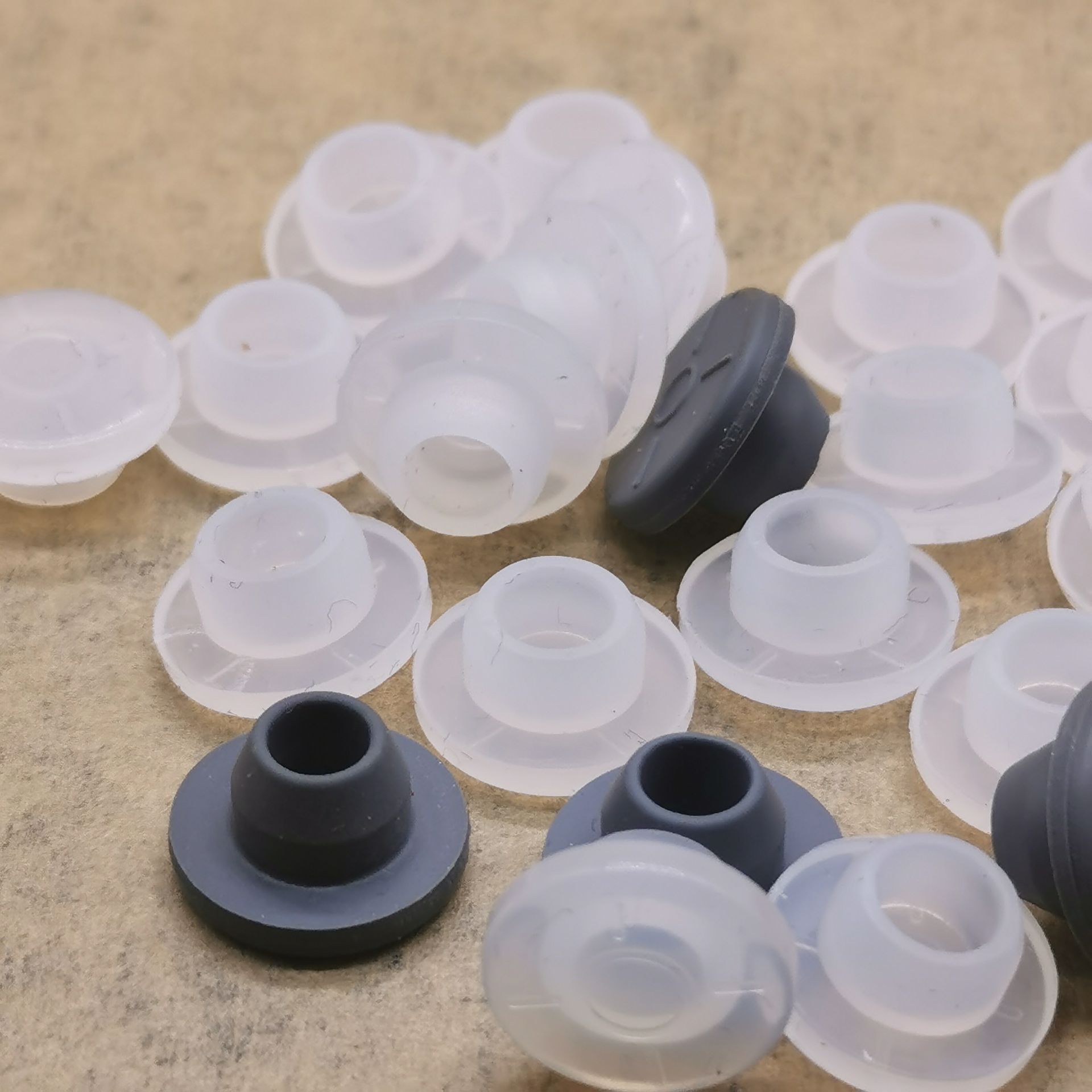 现货供应15#西林瓶t型硅胶塞冻干粉瓶塞 化妆品玻璃瓶专用内塞