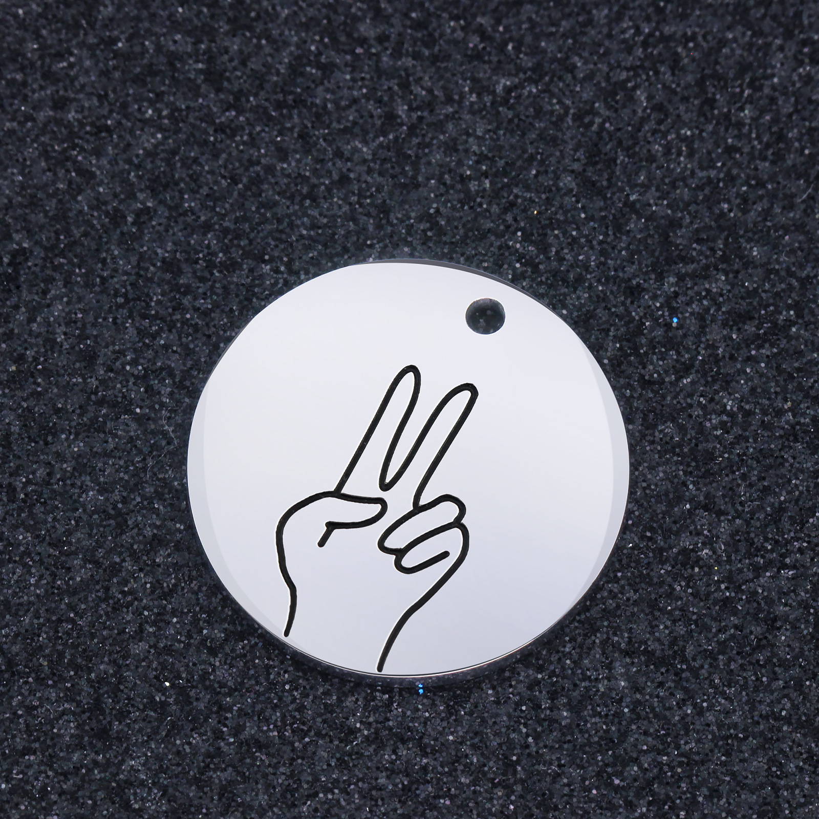 跨境专供刻字胜利耶手势 抖音手语吊牌 钛钢圆牌可定制厂家直销