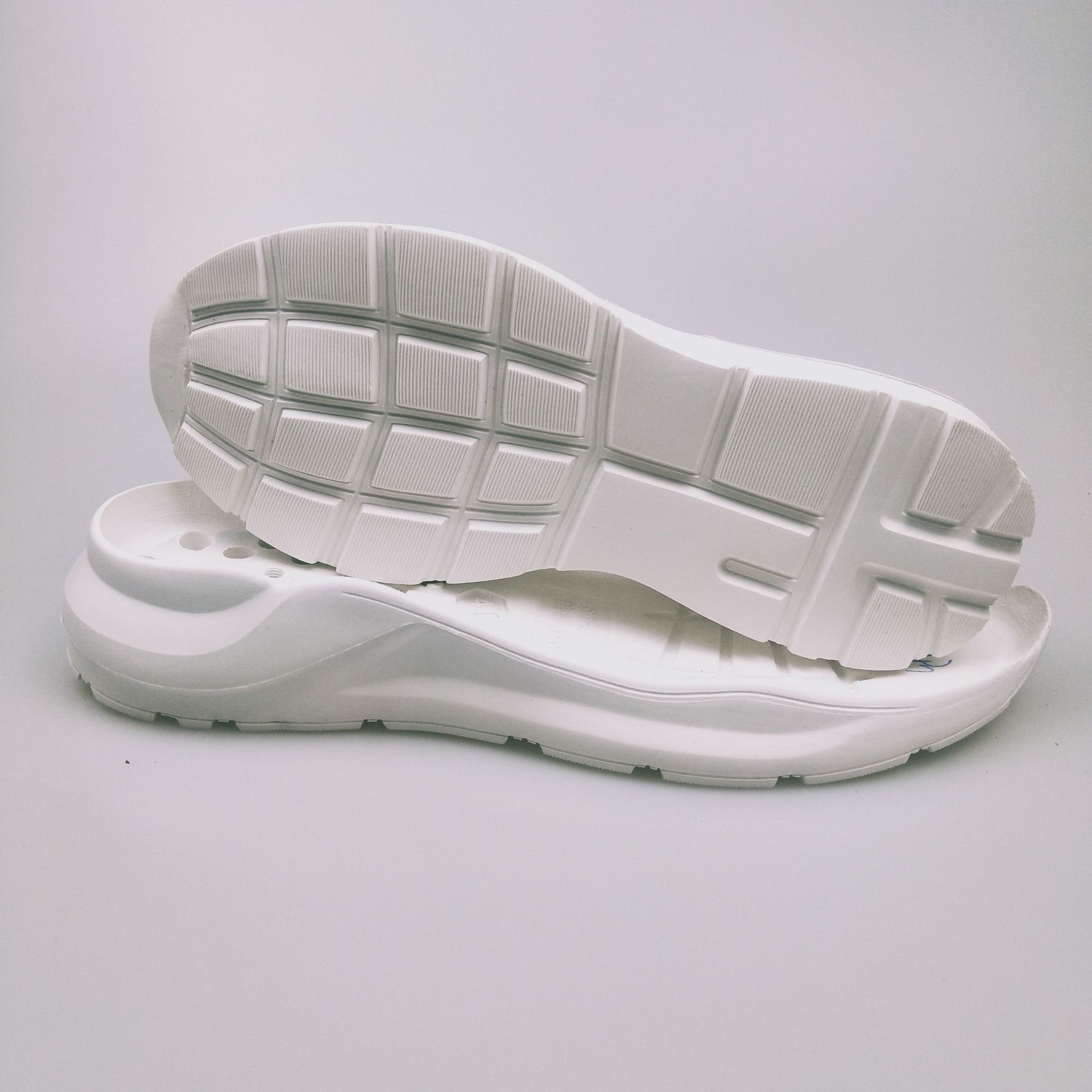 名称:新款热销橡胶发泡老爹鞋底 鞋底材质: ip   鞋底颜色可定制 鞋底