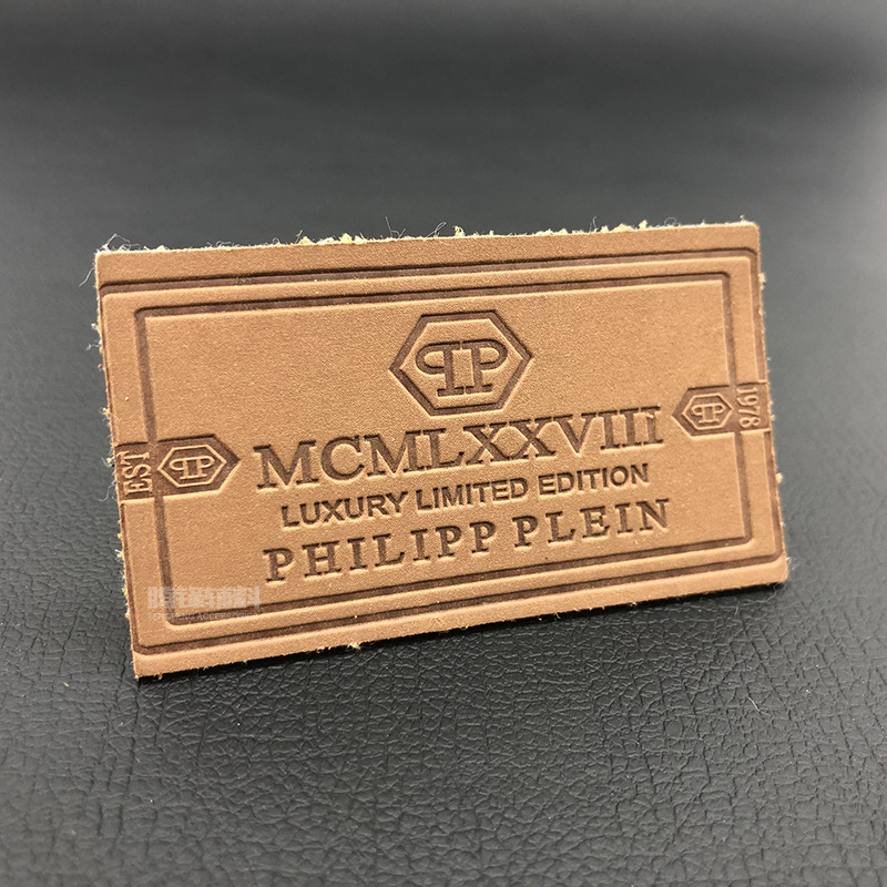 皮革吊牌 服装仿真皮皮标 压花变色女装皮牌 商标logo定制-阿里巴巴