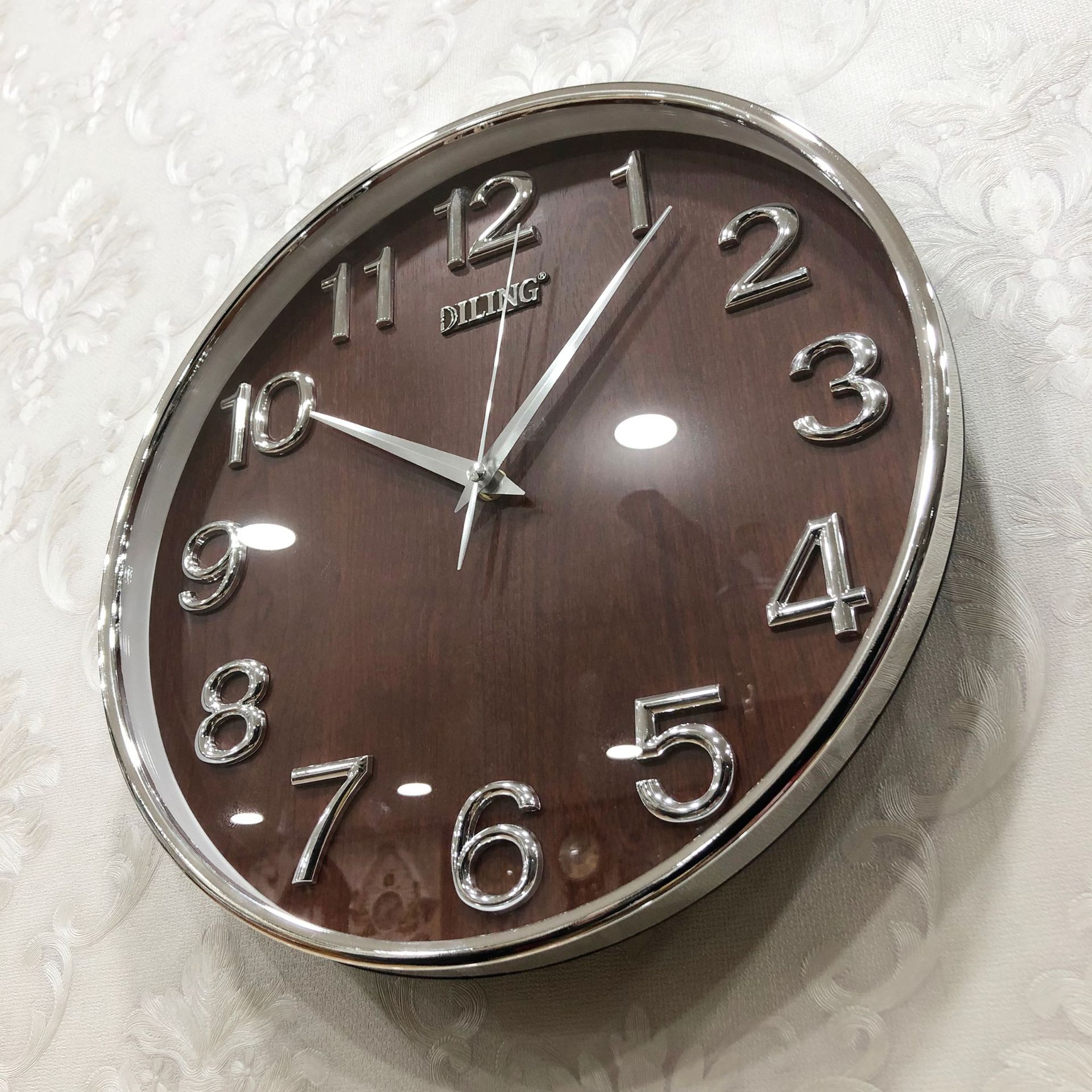 迪翎1902圆形咖啡色金色立体字镀金边石英挂钟