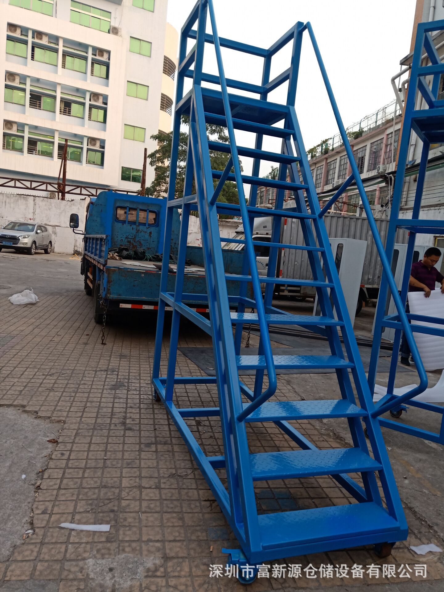 5米高移动平台梯图片 四个踏步平台梯价格 1.7米高带脚轮平台梯
