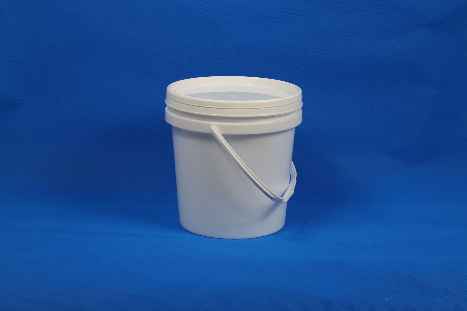 厂家大量供应3l白色塑胶桶