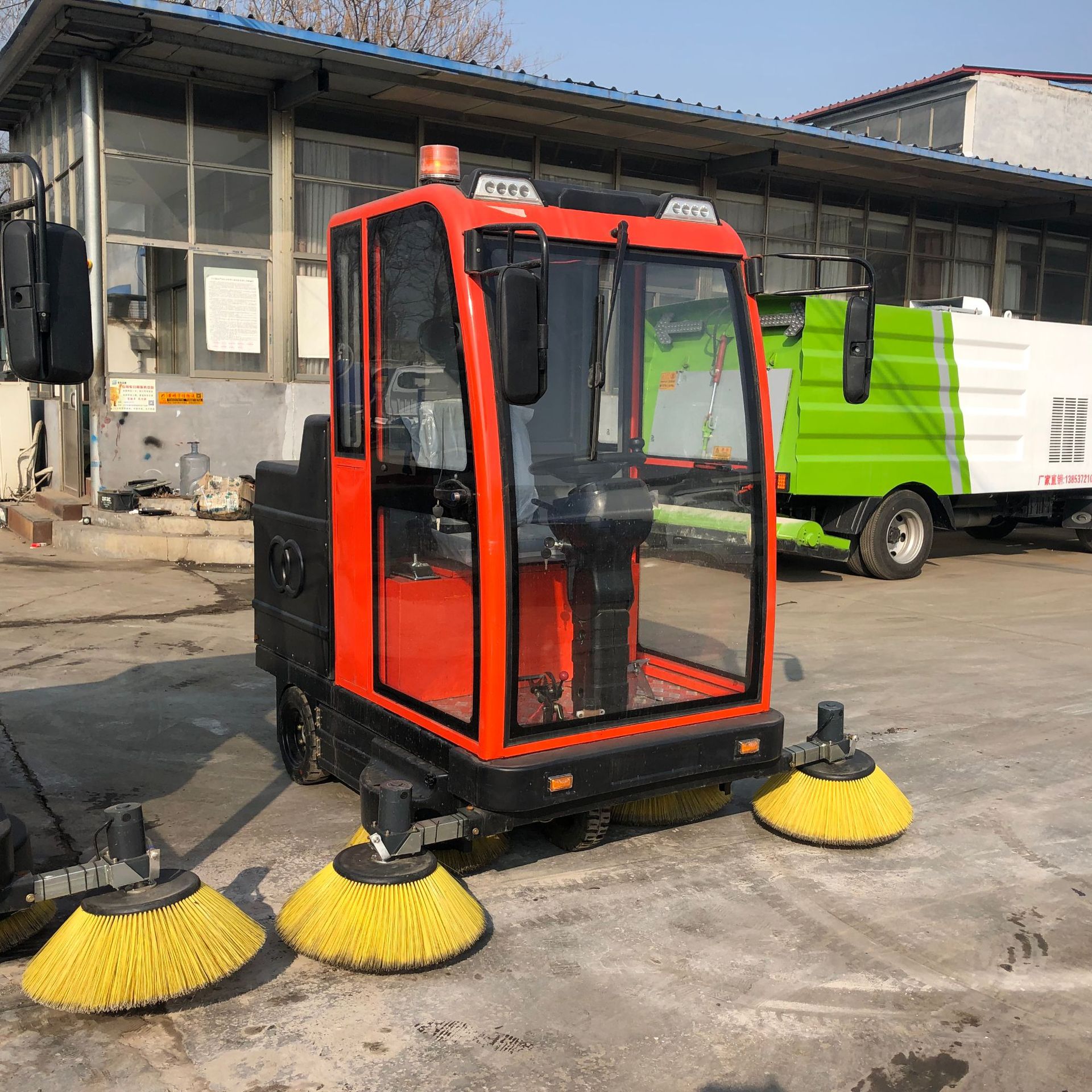 全封闭型驾驶室小型电动扫地车 物业小区道路清扫车 工厂扫路车 圣鲁