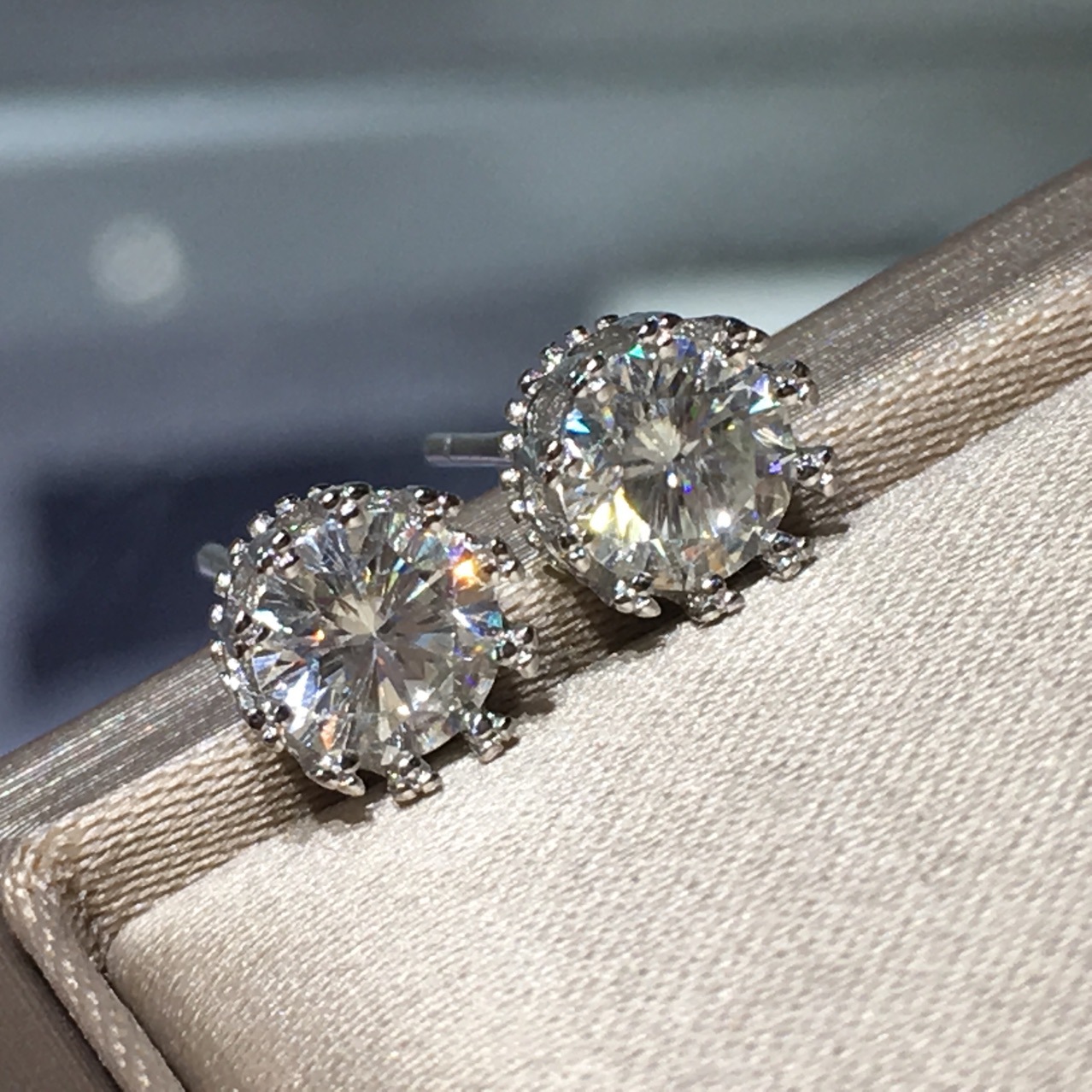 50分 超闪莫桑钻耳钉 s925银18k金工艺 经典款重现 可过钻笔