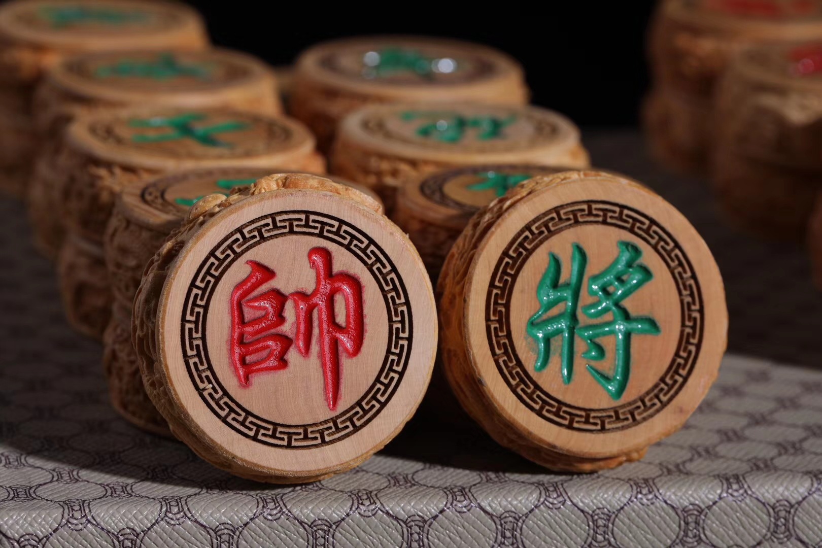 中国象棋礼盒装套装崖柏木棋子皮革棋盘雕刻木质中国红木象棋批发