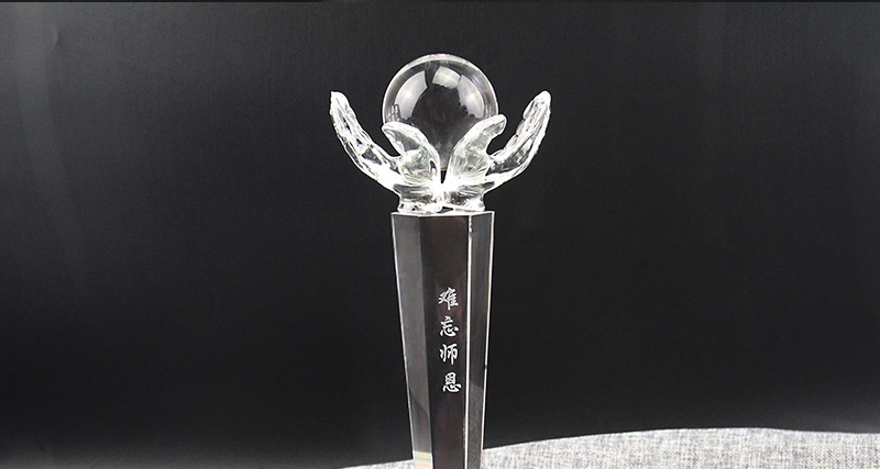 生产定制水晶奖杯 感恩教师节礼品 手捧球奖杯 水晶玻璃制品摆件