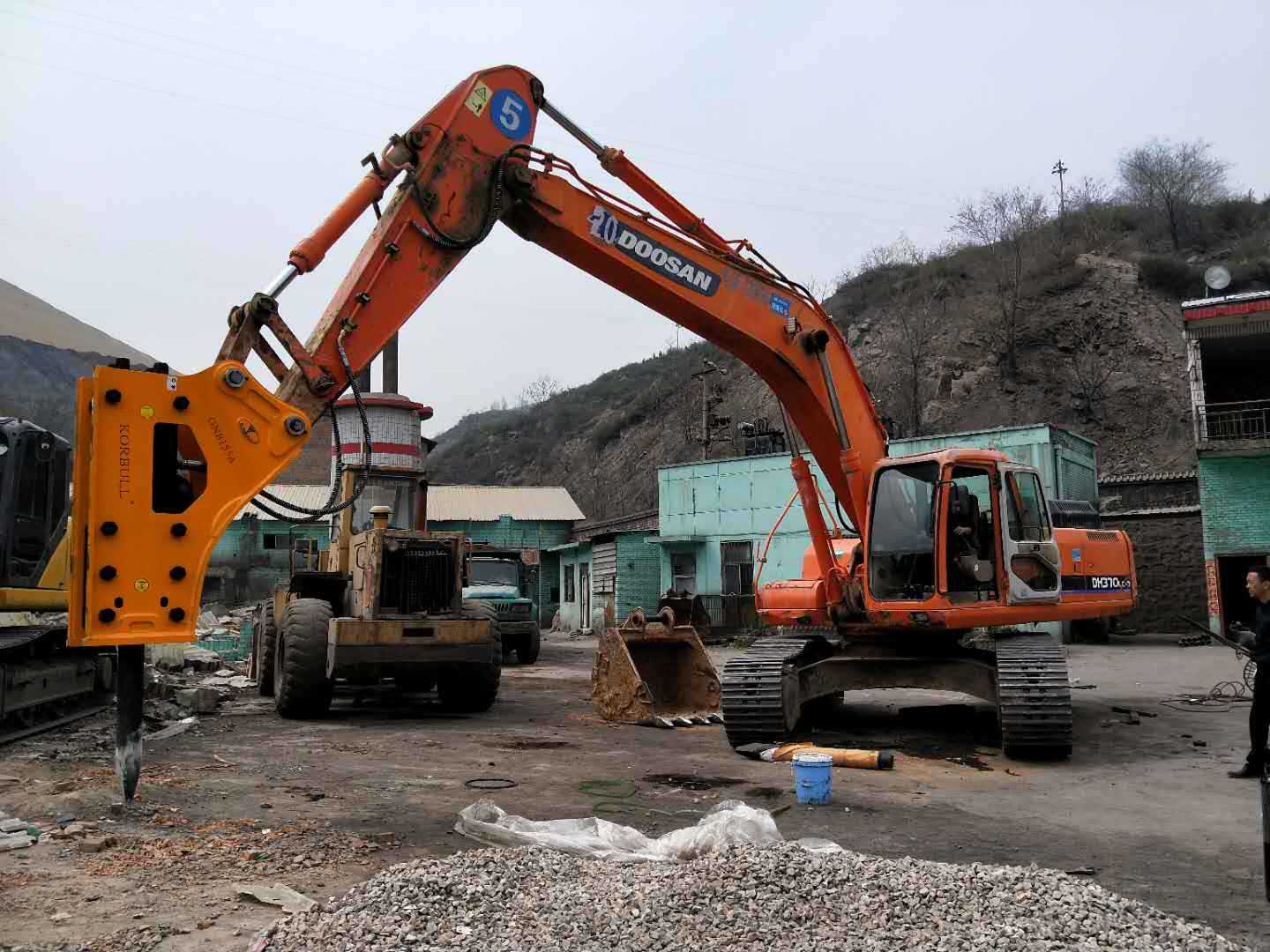 定制 挖机炮锤岩石路面破碎器 凿岩矿山专用炮头 液压三角破碎器