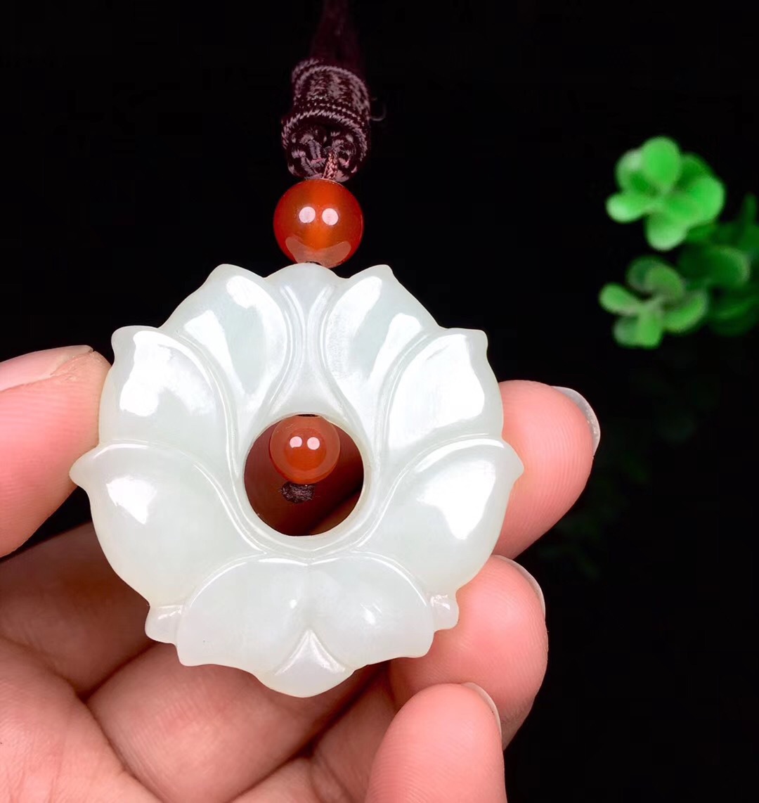 天然玉石花吊坠和田玉莲花男女款年年发财玉挂件厂家批发送证书