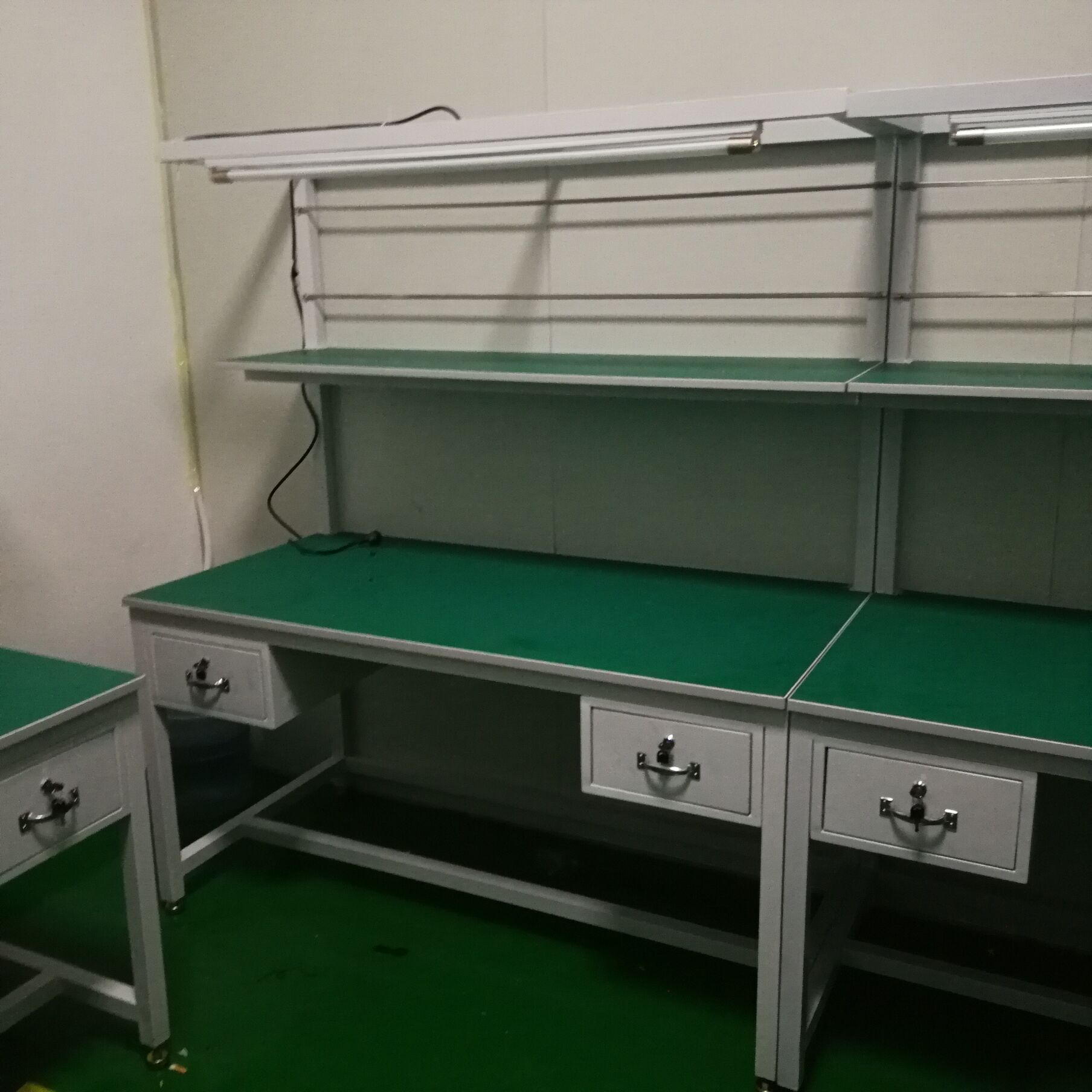 东莞防静电工作台操作台深圳重型工作台防静电桌子装配打包台厂家