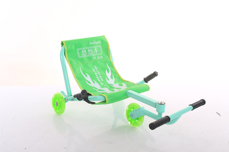 厂家直销广场漂移滑行摇摆车 静音闪光轮脚踩车 儿童悠悠车