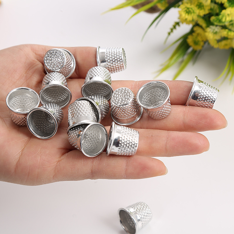 diy顶针器^^让您漂亮的巧手指不受伤害~~ 当针穿过比较厚的材料时,光