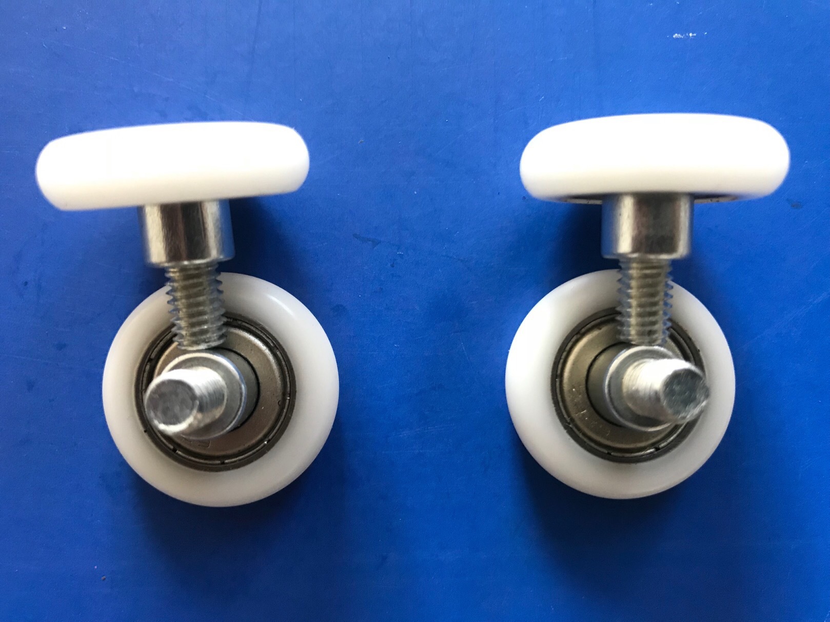 包塑展柜抽屉滚轮轴承轮螺纹尼龙滑轮带不锈钢螺杆滑轮加轴外塑料